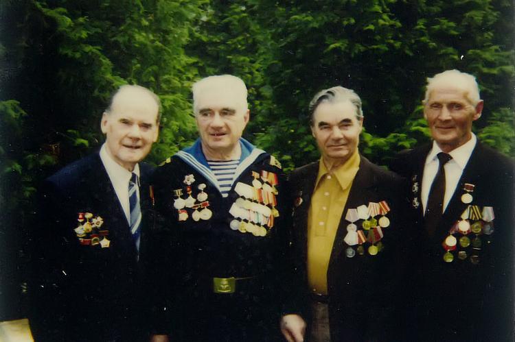 Михаил Иванович (второй справа) со своими друзьями, такими же фронтовиками, как и он.